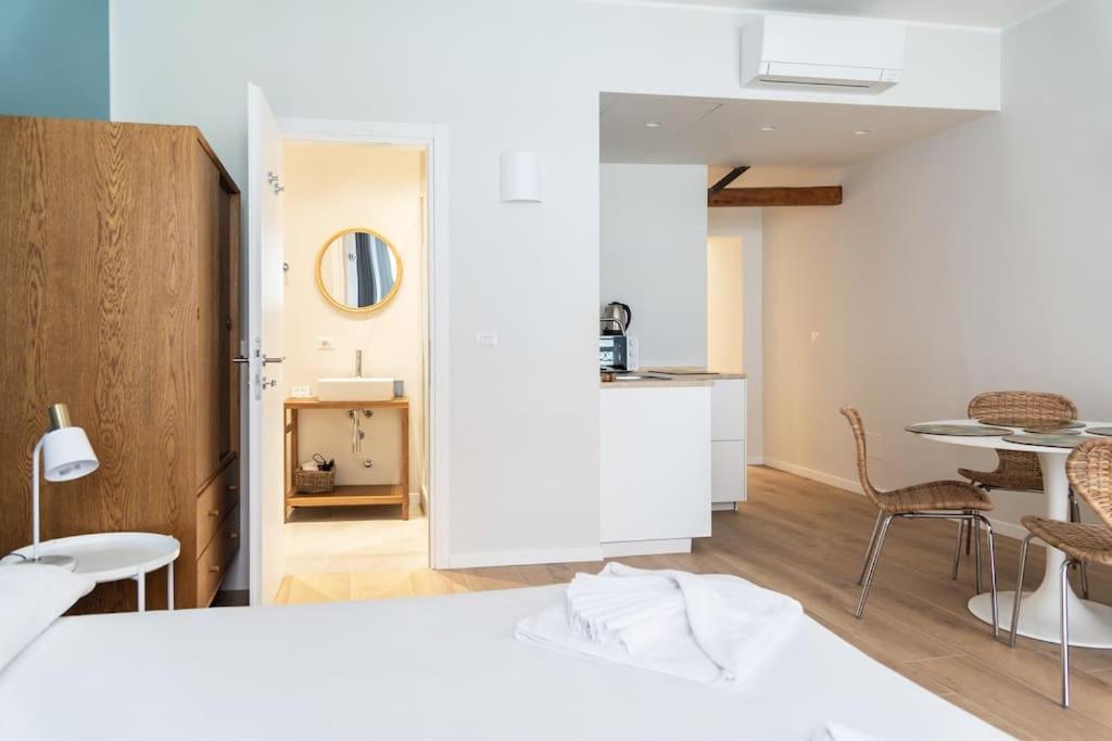 Youhosty - Ticinese Suite 1 Милан Экстерьер фото