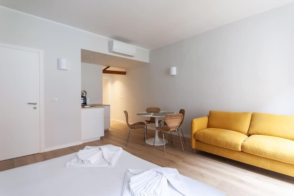 Youhosty - Ticinese Suite 1 Милан Экстерьер фото